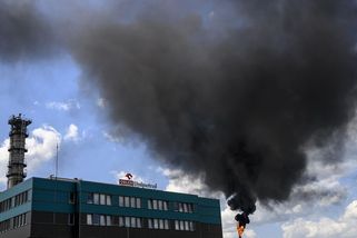 Černý dým z rafinerie. V Litvínově jedou kvůli blackoutu všechny hořáky naplno - Novinky